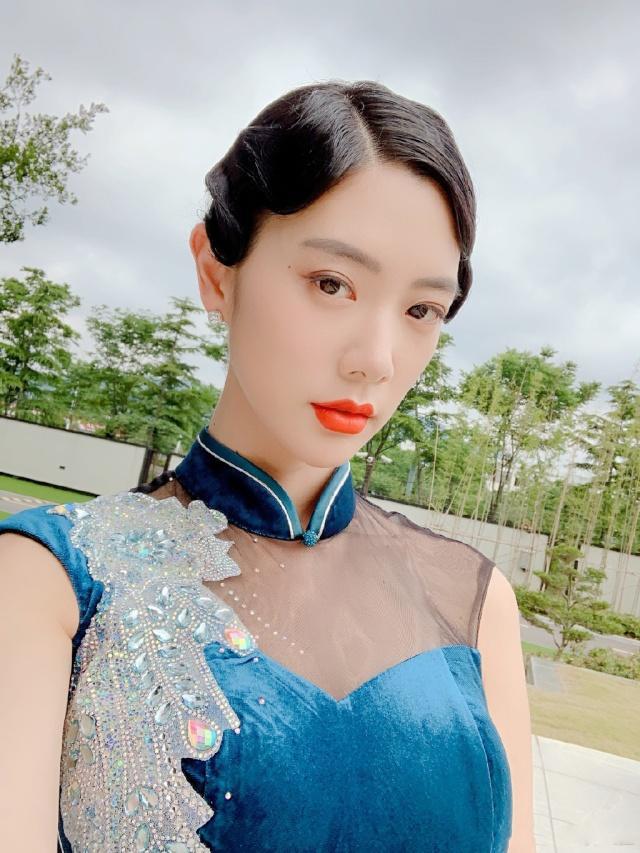 254网主播 霓虹下的人